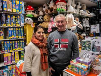 Ad accoglierci � il 54enne Cosimo Corallo che, insieme con la 52enne moglie Katia, ci racconta la storia del negozio